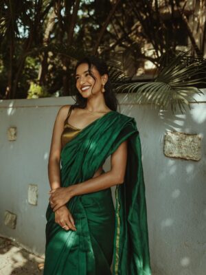 Rida Tharana Instagram - @ninaskalikova and I connected over Instagram last year… then I get a text “Hey Rida, I love your profile, I’m coming to Bangalore, I’m a photographer…want to do a shoot together?” And of course I said YES.

When we finally met…she was one of the most gorgeous women I’ve ever laid my eyes on. Kind, sweet, warm… we spent the day walking around, clicking pictures, and now I finally have them.

I love these shots because it’s how she sees me through her lens. We’ve stayed connected ever since, and I can’t wait for her to come back to India… or for me to land up where she is next.
.
Saree : @tehho.in 
Blouse : @suta_bombay