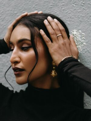 Rida Tharana Instagram - @ninaskalikova and I connected over Instagram last year… then I get a text “Hey Rida, I love your profile, I’m coming to Bangalore, I’m a photographer…want to do a shoot together?” And of course I said YES.

When we finally met…she was one of the most gorgeous women I’ve ever laid my eyes on. Kind, sweet, warm… we spent the day walking around, clicking pictures, and now I finally have them.

I love these shots because it’s how she sees me through her lens. We’ve stayed connected ever since, and I can’t wait for her to come back to India… or for me to land up where she is next.
.
Saree : @tehho.in 
Blouse : @suta_bombay