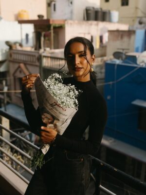 Rida Tharana Instagram - @ninaskalikova and I connected over Instagram last year… then I get a text “Hey Rida, I love your profile, I’m coming to Bangalore, I’m a photographer…want to do a shoot together?” And of course I said YES.

When we finally met…she was one of the most gorgeous women I’ve ever laid my eyes on. Kind, sweet, warm… we spent the day walking around, clicking pictures, and now I finally have them.

I love these shots because it’s how she sees me through her lens. We’ve stayed connected ever since, and I can’t wait for her to come back to India… or for me to land up where she is next.
.
Saree : @tehho.in 
Blouse : @suta_bombay