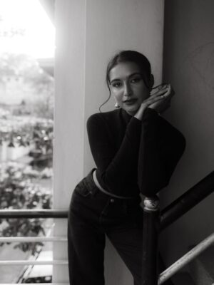 Rida Tharana Instagram - @ninaskalikova and I connected over Instagram last year… then I get a text “Hey Rida, I love your profile, I’m coming to Bangalore, I’m a photographer…want to do a shoot together?” And of course I said YES.

When we finally met…she was one of the most gorgeous women I’ve ever laid my eyes on. Kind, sweet, warm… we spent the day walking around, clicking pictures, and now I finally have them.

I love these shots because it’s how she sees me through her lens. We’ve stayed connected ever since, and I can’t wait for her to come back to India… or for me to land up where she is next.
.
Saree : @tehho.in 
Blouse : @suta_bombay