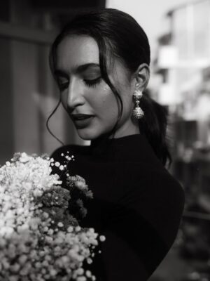Rida Tharana Instagram - @ninaskalikova and I connected over Instagram last year… then I get a text “Hey Rida, I love your profile, I’m coming to Bangalore, I’m a photographer…want to do a shoot together?” And of course I said YES.

When we finally met…she was one of the most gorgeous women I’ve ever laid my eyes on. Kind, sweet, warm… we spent the day walking around, clicking pictures, and now I finally have them.

I love these shots because it’s how she sees me through her lens. We’ve stayed connected ever since, and I can’t wait for her to come back to India… or for me to land up where she is next.
.
Saree : @tehho.in 
Blouse : @suta_bombay