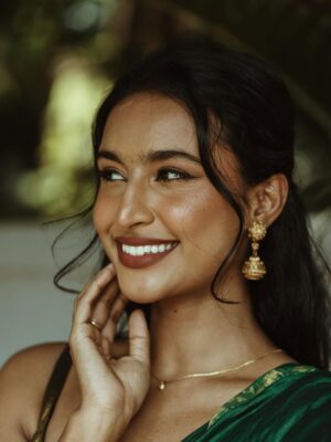 Rida Tharana Instagram - @ninaskalikova and I connected over Instagram last year… then I get a text “Hey Rida, I love your profile, I’m coming to Bangalore, I’m a photographer…want to do a shoot together?” And of course I said YES.

When we finally met…she was one of the most gorgeous women I’ve ever laid my eyes on. Kind, sweet, warm… we spent the day walking around, clicking pictures, and now I finally have them.

I love these shots because it’s how she sees me through her lens. We’ve stayed connected ever since, and I can’t wait for her to come back to India… or for me to land up where she is next.
.
Saree : @tehho.in 
Blouse : @suta_bombay