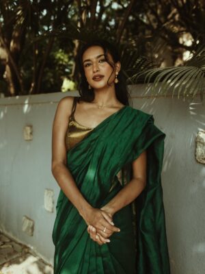 Rida Tharana Instagram - @ninaskalikova and I connected over Instagram last year… then I get a text “Hey Rida, I love your profile, I’m coming to Bangalore, I’m a photographer…want to do a shoot together?” And of course I said YES.

When we finally met…she was one of the most gorgeous women I’ve ever laid my eyes on. Kind, sweet, warm… we spent the day walking around, clicking pictures, and now I finally have them.

I love these shots because it’s how she sees me through her lens. We’ve stayed connected ever since, and I can’t wait for her to come back to India… or for me to land up where she is next.
.
Saree : @tehho.in 
Blouse : @suta_bombay