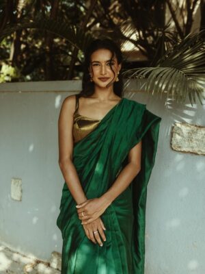 Rida Tharana Instagram - @ninaskalikova and I connected over Instagram last year… then I get a text “Hey Rida, I love your profile, I’m coming to Bangalore, I’m a photographer…want to do a shoot together?” And of course I said YES.

When we finally met…she was one of the most gorgeous women I’ve ever laid my eyes on. Kind, sweet, warm… we spent the day walking around, clicking pictures, and now I finally have them.

I love these shots because it’s how she sees me through her lens. We’ve stayed connected ever since, and I can’t wait for her to come back to India… or for me to land up where she is next.
.
Saree : @tehho.in 
Blouse : @suta_bombay