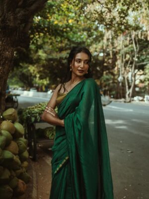 Rida Tharana Instagram - @ninaskalikova and I connected over Instagram last year… then I get a text “Hey Rida, I love your profile, I’m coming to Bangalore, I’m a photographer…want to do a shoot together?” And of course I said YES.

When we finally met…she was one of the most gorgeous women I’ve ever laid my eyes on. Kind, sweet, warm… we spent the day walking around, clicking pictures, and now I finally have them.

I love these shots because it’s how she sees me through her lens. We’ve stayed connected ever since, and I can’t wait for her to come back to India… or for me to land up where she is next.
.
Saree : @tehho.in 
Blouse : @suta_bombay