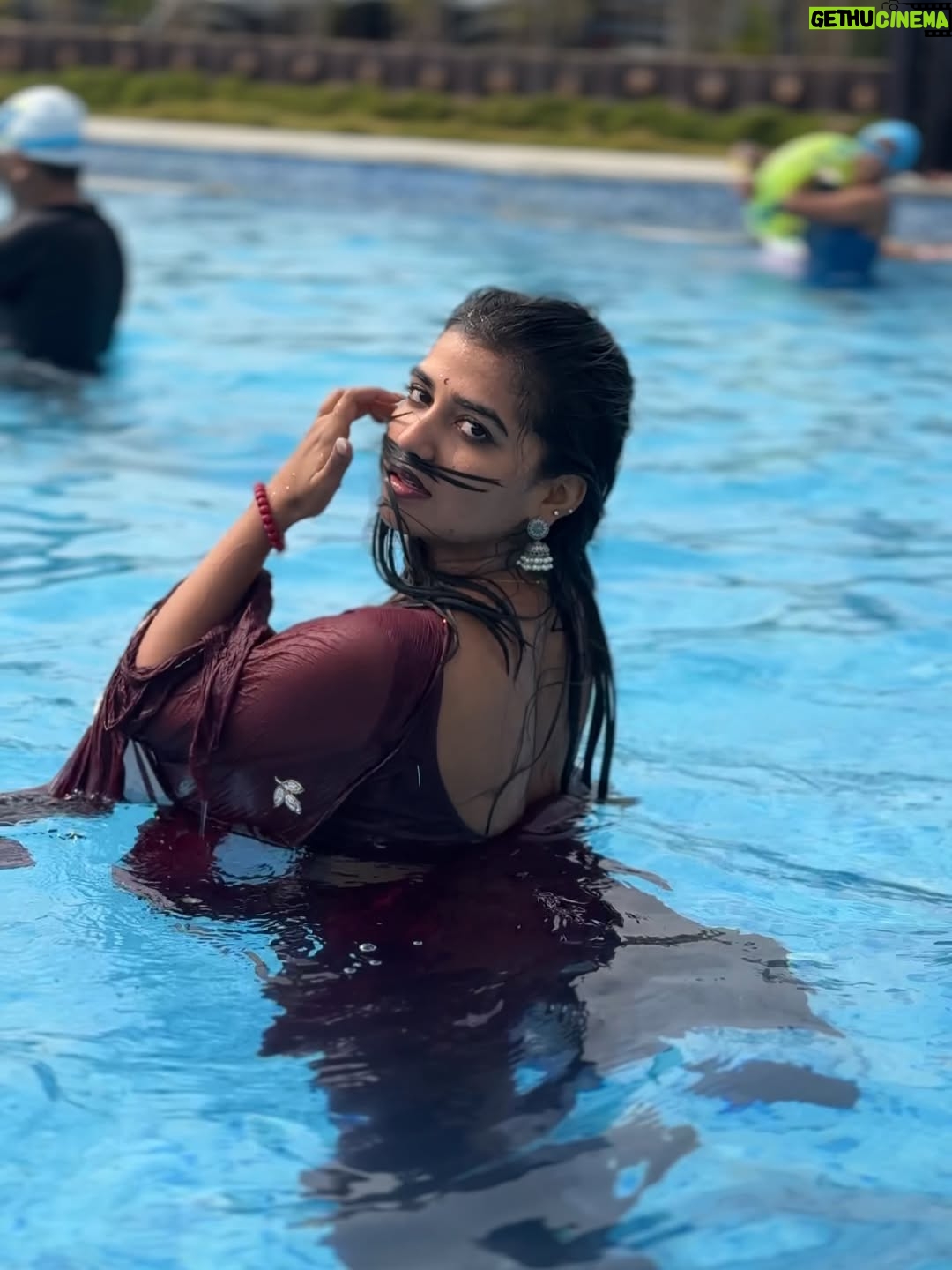 Ridhi - 85.6K Likes - Chandrakalaaa…..👀

Saree : @nissidesigners 
Location 📍: @kcr_resort_convention