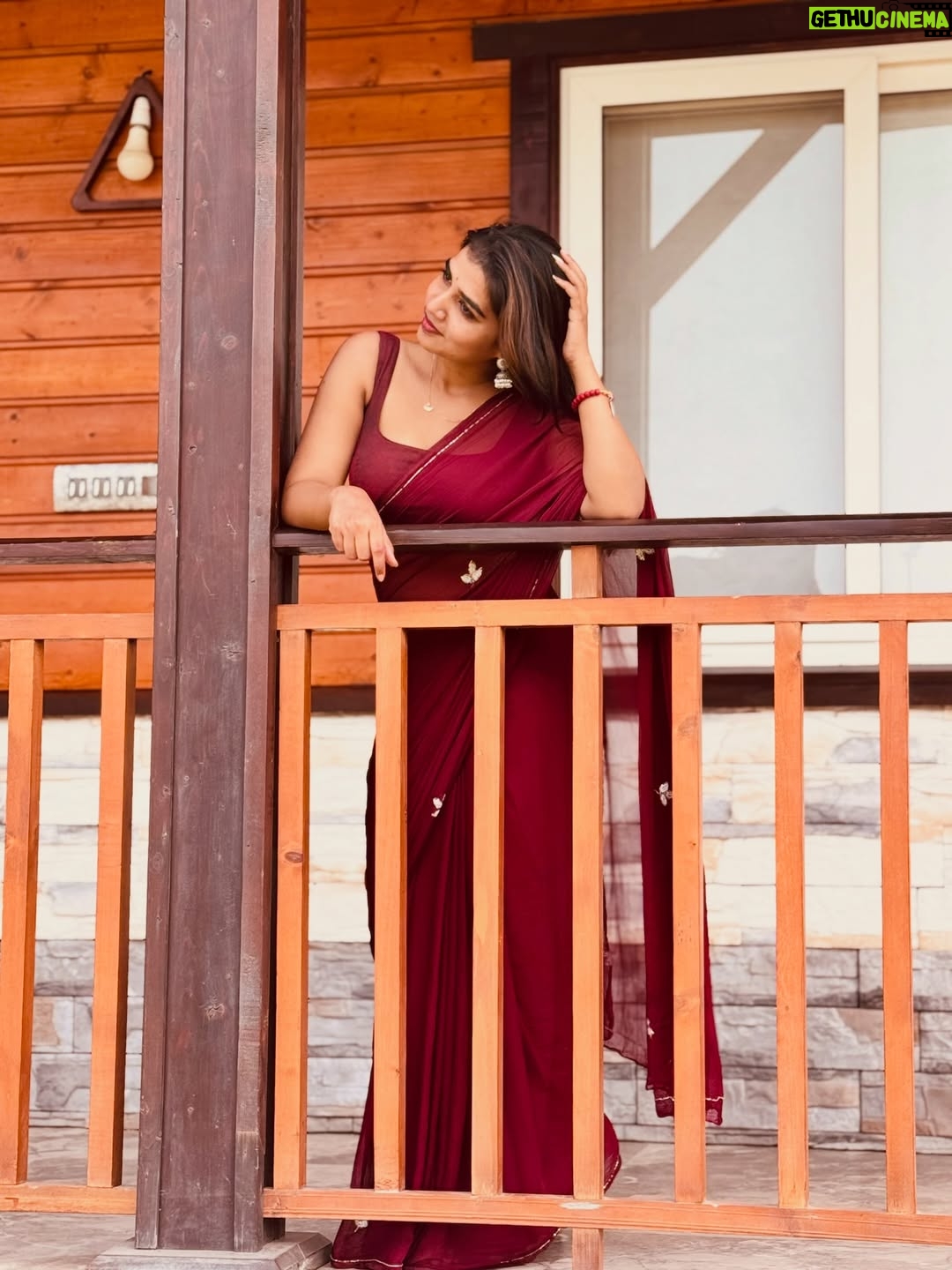 Ridhi - 85.6K Likes - Chandrakalaaa…..👀

Saree : @nissidesigners 
Location 📍: @kcr_resort_convention