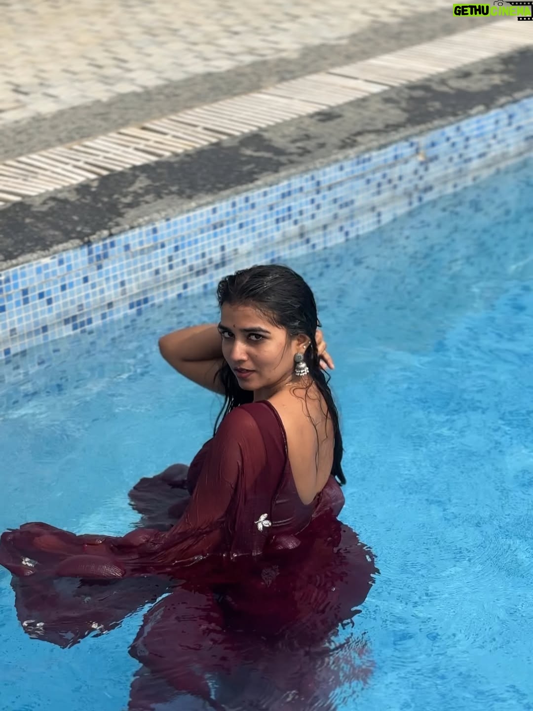 Ridhi - 85.6K Likes - Chandrakalaaa…..👀

Saree : @nissidesigners 
Location 📍: @kcr_resort_convention