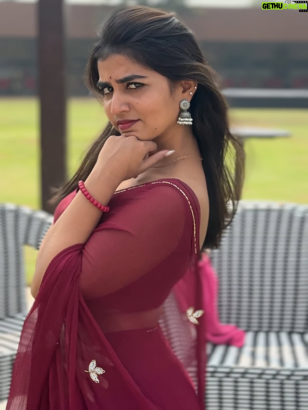 Ridhi - 85.6K Likes - Chandrakalaaa…..👀

Saree : @nissidesigners 
Location 📍: @kcr_resort_convention