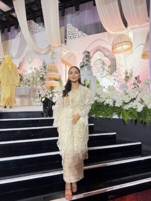 Riena Diana Instagram - Two weddings this month and my heart is full 🥹
With my permanent date @keithfoo 

Both baju is from @qiszar 💛🖤