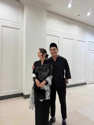 Riena Diana Instagram - Two weddings this month and my heart is full 🥹
With my permanent date @keithfoo 

Both baju is from @qiszar 💛🖤