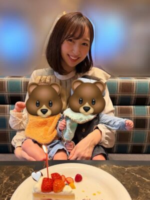 Riho Iida Instagram - 今年も一年ありがとうございました！

自分にとって、とっても大きな変化を迎えた
忘れられない一年になりました🪽

上半期は出産と育児、
下半期はお仕事の機会もいただき、
学びと感謝にあふれた日々でした。

みんなにも会える機会があって嬉しかったです✨

インスタでは子どものことを
多く触れさせていただいていましたが、
初めてのことばかりで余裕がなくなってしまった時、
みなさんの温かい言葉に何度も助けられました。

本当にありがとうございました。
この場所があってよかったと心から思います。

マイペースな更新にはなりますが、
これからも見守っていただけたら嬉しいです🙂‍↕️🤍

今年も残すところあとわずか..
よいお年をお迎えください✨

2025.12.31

#飯田里穂 #りっぴー #飯田里穂タイム #双子 #双子育児