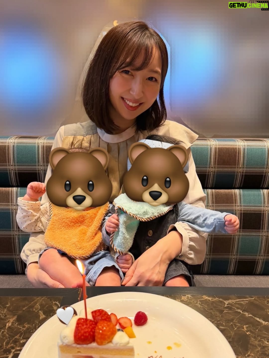 Riho Iida - 6.1K Likes - 今年も一年ありがとうございました！

自分にとって、とっても大きな変化を迎えた
忘れられない一年になりました🪽

上半期は出産と育児、
下半期はお仕事の機会もいただき、
学びと感謝にあふれた日々でした。

みんなにも会える機会があって嬉しかったです✨

インスタでは子どものことを
多く触れさせていただいていましたが、
初めてのことばかりで余裕がなくなってしまった時、
みなさんの温かい言葉に何度も助けられました。

本当にありがとうございました。
この場所があってよかったと心から思います。

マイペースな更新にはなりますが、
これからも見守っていただけたら嬉しいです🙂‍↕️🤍

今年も残すところあとわずか..
よいお年をお迎えください✨

2025.12.31

#飯田里穂 #りっぴー #飯田里穂タイム #双子 #双子育児