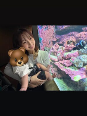 Riho Iida Instagram - 今年も一年ありがとうございました！

自分にとって、とっても大きな変化を迎えた
忘れられない一年になりました🪽

上半期は出産と育児、
下半期はお仕事の機会もいただき、
学びと感謝にあふれた日々でした。

みんなにも会える機会があって嬉しかったです✨

インスタでは子どものことを
多く触れさせていただいていましたが、
初めてのことばかりで余裕がなくなってしまった時、
みなさんの温かい言葉に何度も助けられました。

本当にありがとうございました。
この場所があってよかったと心から思います。

マイペースな更新にはなりますが、
これからも見守っていただけたら嬉しいです🙂‍↕️🤍

今年も残すところあとわずか..
よいお年をお迎えください✨

2025.12.31

#飯田里穂 #りっぴー #飯田里穂タイム #双子 #双子育児