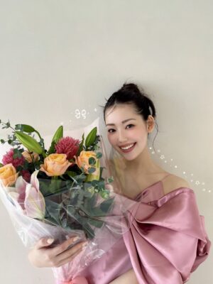 Riho Nakamura Instagram - 今月号のRayをもって、卒業いたしました💐

9年間もいた場所を離れるのはなかなかない経験で。
まだ実感が湧ききらないような、でも確かに胸の奥で何かが動いているような...
そんなふわふわした気持ちがずっと続いています👀

ニコラを卒業し、モデルを続けたい一心で上京したものの、
次のステップへ進める自信は正直あまりなくって。
そんな中Ray編集部に顔見せに行き、
（あの時の緊張感はいまだに鮮明に思い出せる笑）、
お試し期間として約1年、月に1度撮影をさせていただくことになって。
1回1回がオーディションのような感じで、
ポージングを振り付けのようにして覚えて行ったり、撮影に向かう道中は緊張のあまり貧血で倒れそうになったり笑
今思い出すと、本当に毎月一生懸命だった😂
その分、専属が決まったときの喜びと、
ここからもっと立派なモデルになるんだ！という強い覚悟を持てたのは、あの期間Rayチームの皆さんが育てて下さったおかげです。
専属になってからも、さまざまな企画を経験させてもらって、モデルとしての表現の幅を本当に広げていただきました！

基本的に自分に自信のない私が、
Rayという場所では、唯一自信を持つことができていて、
そんな大きな存在と離れてしまう不安が今はまだありますが、この場所で学んだすべてを糧にこれからも進み続けたいと思います😌✊

Ray編集部の皆さん、
そして毎月感想を届けて下さった皆さん、
本当に、本当に、ありがとうございました☺︎

最後にRayでの思い出写真をありったけ載せてみた📷