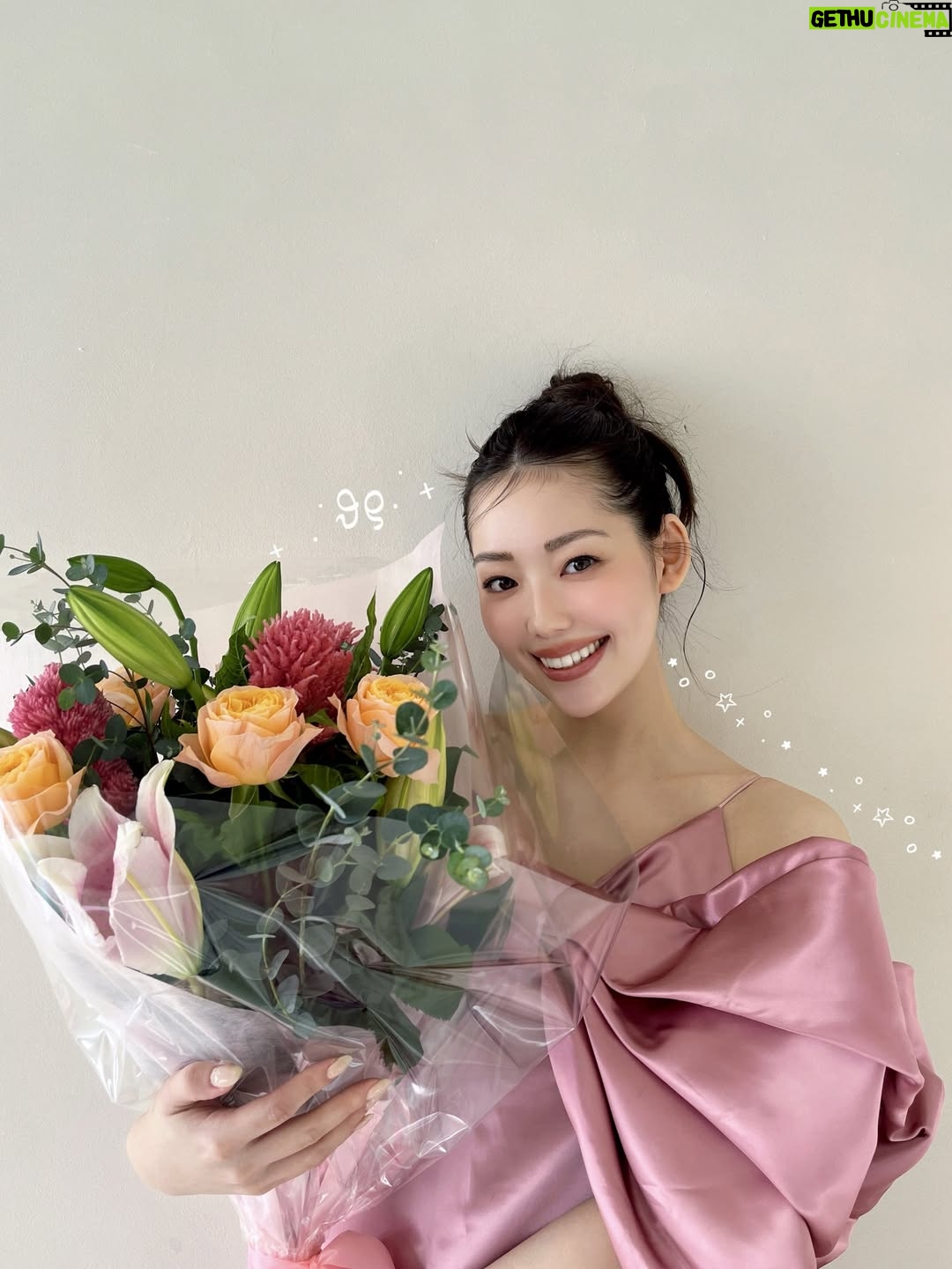 Riho Nakamura - 4.2K Likes - 今月号のRayをもって、卒業いたしました💐

9年間もいた場所を離れるのはなかなかない経験で。
まだ実感が湧ききらないような、でも確かに胸の奥で何かが動いているような...
そんなふわふわした気持ちがずっと続いています👀

ニコラを卒業し、モデルを続けたい一心で上京したものの、
次のステップへ進める自信は正直あまりなくって。
そんな中Ray編集部に顔見せに行き、
（あの時の緊張感はいまだに鮮明に思い出せる笑）、
お試し期間として約1年、月に1度撮影をさせていただくことになって。
1回1回がオーディションのような感じで、
ポージングを振り付けのようにして覚えて行ったり、撮影に向かう道中は緊張のあまり貧血で倒れそうになったり笑
今思い出すと、本当に毎月一生懸命だった😂
その分、専属が決まったときの喜びと、
ここからもっと立派なモデルになるんだ！という強い覚悟を持てたのは、あの期間Rayチームの皆さんが育てて下さったおかげです。
専属になってからも、さまざまな企画を経験させてもらって、モデルとしての表現の幅を本当に広げていただきました！

基本的に自分に自信のない私が、
Rayという場所では、唯一自信を持つことができていて、
そんな大きな存在と離れてしまう不安が今はまだありますが、この場所で学んだすべてを糧にこれからも進み続けたいと思います😌✊

Ray編集部の皆さん、
そして毎月感想を届けて下さった皆さん、
本当に、本当に、ありがとうございました☺︎

最後にRayでの思い出写真をありったけ載せてみた📷