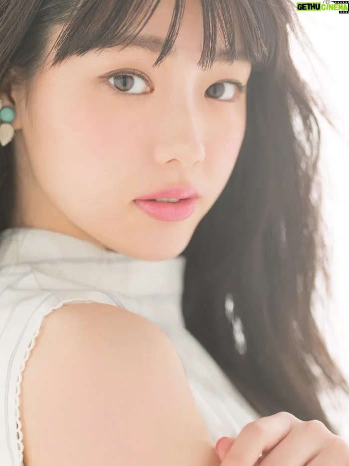 Riho Nakamura - 4.2K Likes - 今月号のRayをもって、卒業いたしました💐

9年間もいた場所を離れるのはなかなかない経験で。
まだ実感が湧ききらないような、でも確かに胸の奥で何かが動いているような...
そんなふわふわした気持ちがずっと続いています👀

ニコラを卒業し、モデルを続けたい一心で上京したものの、
次のステップへ進める自信は正直あまりなくって。
そんな中Ray編集部に顔見せに行き、
（あの時の緊張感はいまだに鮮明に思い出せる笑）、
お試し期間として約1年、月に1度撮影をさせていただくことになって。
1回1回がオーディションのような感じで、
ポージングを振り付けのようにして覚えて行ったり、撮影に向かう道中は緊張のあまり貧血で倒れそうになったり笑
今思い出すと、本当に毎月一生懸命だった😂
その分、専属が決まったときの喜びと、
ここからもっと立派なモデルになるんだ！という強い覚悟を持てたのは、あの期間Rayチームの皆さんが育てて下さったおかげです。
専属になってからも、さまざまな企画を経験させてもらって、モデルとしての表現の幅を本当に広げていただきました！

基本的に自分に自信のない私が、
Rayという場所では、唯一自信を持つことができていて、
そんな大きな存在と離れてしまう不安が今はまだありますが、この場所で学んだすべてを糧にこれからも進み続けたいと思います😌✊

Ray編集部の皆さん、
そして毎月感想を届けて下さった皆さん、
本当に、本当に、ありがとうございました☺︎

最後にRayでの思い出写真をありったけ載せてみた📷