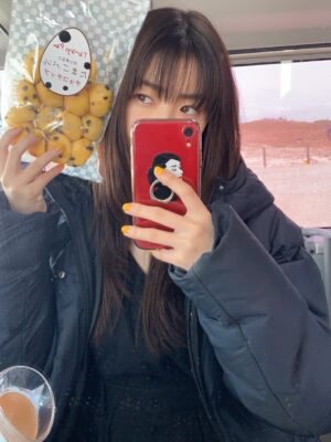 Riho Nakamura Instagram - 今月号のRayをもって、卒業いたしました💐

9年間もいた場所を離れるのはなかなかない経験で。
まだ実感が湧ききらないような、でも確かに胸の奥で何かが動いているような...
そんなふわふわした気持ちがずっと続いています👀

ニコラを卒業し、モデルを続けたい一心で上京したものの、
次のステップへ進める自信は正直あまりなくって。
そんな中Ray編集部に顔見せに行き、
（あの時の緊張感はいまだに鮮明に思い出せる笑）、
お試し期間として約1年、月に1度撮影をさせていただくことになって。
1回1回がオーディションのような感じで、
ポージングを振り付けのようにして覚えて行ったり、撮影に向かう道中は緊張のあまり貧血で倒れそうになったり笑
今思い出すと、本当に毎月一生懸命だった😂
その分、専属が決まったときの喜びと、
ここからもっと立派なモデルになるんだ！という強い覚悟を持てたのは、あの期間Rayチームの皆さんが育てて下さったおかげです。
専属になってからも、さまざまな企画を経験させてもらって、モデルとしての表現の幅を本当に広げていただきました！

基本的に自分に自信のない私が、
Rayという場所では、唯一自信を持つことができていて、
そんな大きな存在と離れてしまう不安が今はまだありますが、この場所で学んだすべてを糧にこれからも進み続けたいと思います😌✊

Ray編集部の皆さん、
そして毎月感想を届けて下さった皆さん、
本当に、本当に、ありがとうございました☺︎

最後にRayでの思い出写真をありったけ載せてみた📷