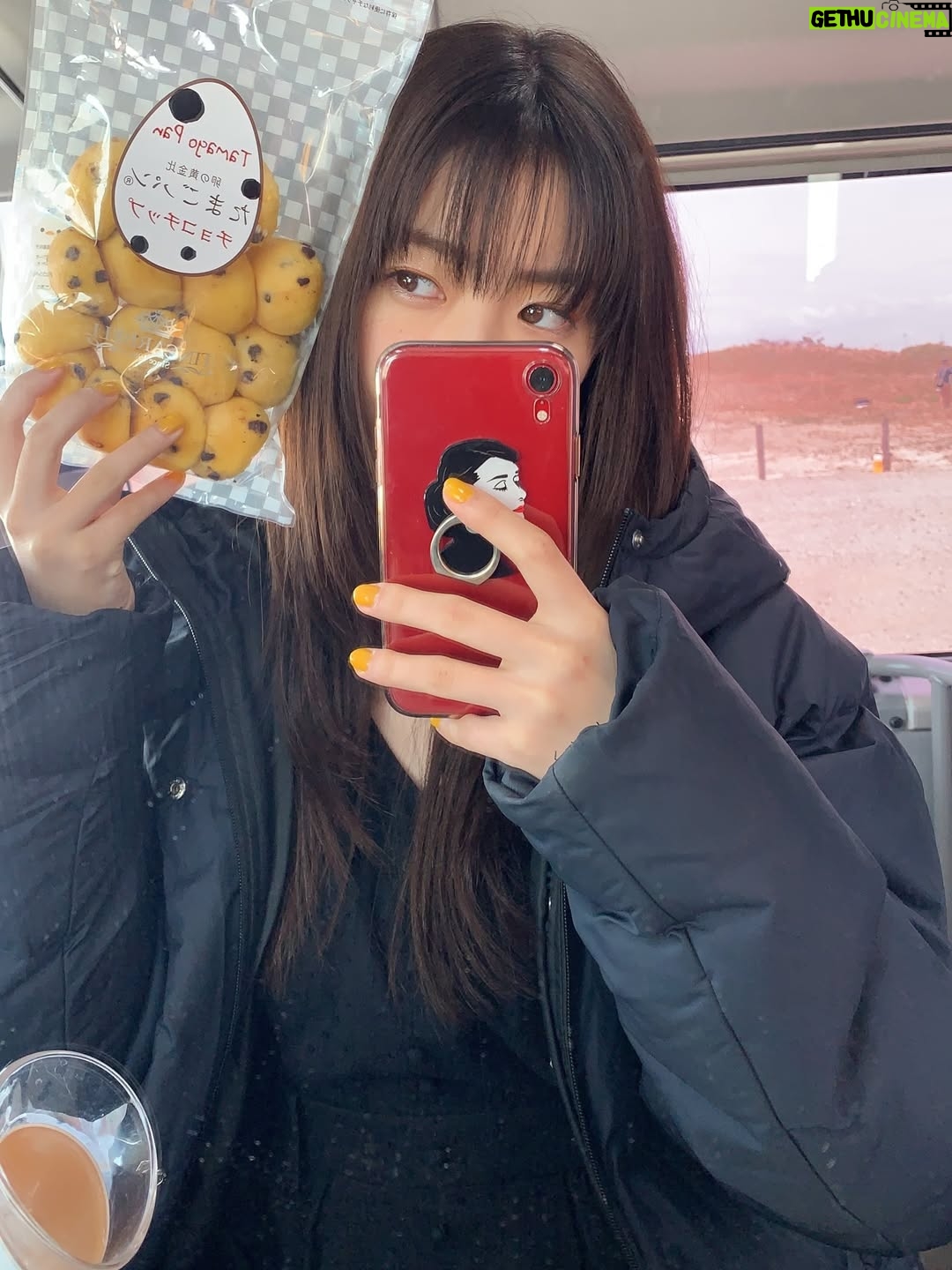 Riho Nakamura - 4.2K Likes - 今月号のRayをもって、卒業いたしました💐

9年間もいた場所を離れるのはなかなかない経験で。
まだ実感が湧ききらないような、でも確かに胸の奥で何かが動いているような...
そんなふわふわした気持ちがずっと続いています👀

ニコラを卒業し、モデルを続けたい一心で上京したものの、
次のステップへ進める自信は正直あまりなくって。
そんな中Ray編集部に顔見せに行き、
（あの時の緊張感はいまだに鮮明に思い出せる笑）、
お試し期間として約1年、月に1度撮影をさせていただくことになって。
1回1回がオーディションのような感じで、
ポージングを振り付けのようにして覚えて行ったり、撮影に向かう道中は緊張のあまり貧血で倒れそうになったり笑
今思い出すと、本当に毎月一生懸命だった😂
その分、専属が決まったときの喜びと、
ここからもっと立派なモデルになるんだ！という強い覚悟を持てたのは、あの期間Rayチームの皆さんが育てて下さったおかげです。
専属になってからも、さまざまな企画を経験させてもらって、モデルとしての表現の幅を本当に広げていただきました！

基本的に自分に自信のない私が、
Rayという場所では、唯一自信を持つことができていて、
そんな大きな存在と離れてしまう不安が今はまだありますが、この場所で学んだすべてを糧にこれからも進み続けたいと思います😌✊

Ray編集部の皆さん、
そして毎月感想を届けて下さった皆さん、
本当に、本当に、ありがとうございました☺︎

最後にRayでの思い出写真をありったけ載せてみた📷