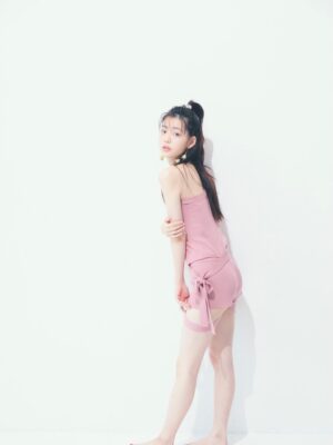 Riho Nakamura Instagram - 今月号のRayをもって、卒業いたしました💐

9年間もいた場所を離れるのはなかなかない経験で。
まだ実感が湧ききらないような、でも確かに胸の奥で何かが動いているような...
そんなふわふわした気持ちがずっと続いています👀

ニコラを卒業し、モデルを続けたい一心で上京したものの、
次のステップへ進める自信は正直あまりなくって。
そんな中Ray編集部に顔見せに行き、
（あの時の緊張感はいまだに鮮明に思い出せる笑）、
お試し期間として約1年、月に1度撮影をさせていただくことになって。
1回1回がオーディションのような感じで、
ポージングを振り付けのようにして覚えて行ったり、撮影に向かう道中は緊張のあまり貧血で倒れそうになったり笑
今思い出すと、本当に毎月一生懸命だった😂
その分、専属が決まったときの喜びと、
ここからもっと立派なモデルになるんだ！という強い覚悟を持てたのは、あの期間Rayチームの皆さんが育てて下さったおかげです。
専属になってからも、さまざまな企画を経験させてもらって、モデルとしての表現の幅を本当に広げていただきました！

基本的に自分に自信のない私が、
Rayという場所では、唯一自信を持つことができていて、
そんな大きな存在と離れてしまう不安が今はまだありますが、この場所で学んだすべてを糧にこれからも進み続けたいと思います😌✊

Ray編集部の皆さん、
そして毎月感想を届けて下さった皆さん、
本当に、本当に、ありがとうございました☺︎

最後にRayでの思い出写真をありったけ載せてみた📷