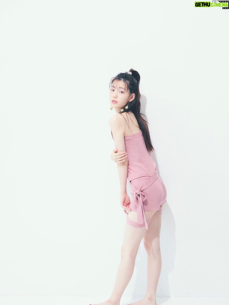 Riho Nakamura - 4.2K Likes - 今月号のRayをもって、卒業いたしました💐

9年間もいた場所を離れるのはなかなかない経験で。
まだ実感が湧ききらないような、でも確かに胸の奥で何かが動いているような...
そんなふわふわした気持ちがずっと続いています👀

ニコラを卒業し、モデルを続けたい一心で上京したものの、
次のステップへ進める自信は正直あまりなくって。
そんな中Ray編集部に顔見せに行き、
（あの時の緊張感はいまだに鮮明に思い出せる笑）、
お試し期間として約1年、月に1度撮影をさせていただくことになって。
1回1回がオーディションのような感じで、
ポージングを振り付けのようにして覚えて行ったり、撮影に向かう道中は緊張のあまり貧血で倒れそうになったり笑
今思い出すと、本当に毎月一生懸命だった😂
その分、専属が決まったときの喜びと、
ここからもっと立派なモデルになるんだ！という強い覚悟を持てたのは、あの期間Rayチームの皆さんが育てて下さったおかげです。
専属になってからも、さまざまな企画を経験させてもらって、モデルとしての表現の幅を本当に広げていただきました！

基本的に自分に自信のない私が、
Rayという場所では、唯一自信を持つことができていて、
そんな大きな存在と離れてしまう不安が今はまだありますが、この場所で学んだすべてを糧にこれからも進み続けたいと思います😌✊

Ray編集部の皆さん、
そして毎月感想を届けて下さった皆さん、
本当に、本当に、ありがとうございました☺︎

最後にRayでの思い出写真をありったけ載せてみた📷