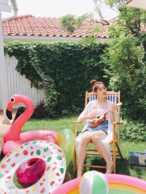 Riho Nakamura Instagram - 今月号のRayをもって、卒業いたしました💐

9年間もいた場所を離れるのはなかなかない経験で。
まだ実感が湧ききらないような、でも確かに胸の奥で何かが動いているような...
そんなふわふわした気持ちがずっと続いています👀

ニコラを卒業し、モデルを続けたい一心で上京したものの、
次のステップへ進める自信は正直あまりなくって。
そんな中Ray編集部に顔見せに行き、
（あの時の緊張感はいまだに鮮明に思い出せる笑）、
お試し期間として約1年、月に1度撮影をさせていただくことになって。
1回1回がオーディションのような感じで、
ポージングを振り付けのようにして覚えて行ったり、撮影に向かう道中は緊張のあまり貧血で倒れそうになったり笑
今思い出すと、本当に毎月一生懸命だった😂
その分、専属が決まったときの喜びと、
ここからもっと立派なモデルになるんだ！という強い覚悟を持てたのは、あの期間Rayチームの皆さんが育てて下さったおかげです。
専属になってからも、さまざまな企画を経験させてもらって、モデルとしての表現の幅を本当に広げていただきました！

基本的に自分に自信のない私が、
Rayという場所では、唯一自信を持つことができていて、
そんな大きな存在と離れてしまう不安が今はまだありますが、この場所で学んだすべてを糧にこれからも進み続けたいと思います😌✊

Ray編集部の皆さん、
そして毎月感想を届けて下さった皆さん、
本当に、本当に、ありがとうございました☺︎

最後にRayでの思い出写真をありったけ載せてみた📷