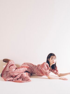 Riho Nakamura Instagram - 今月号のRayをもって、卒業いたしました💐

9年間もいた場所を離れるのはなかなかない経験で。
まだ実感が湧ききらないような、でも確かに胸の奥で何かが動いているような...
そんなふわふわした気持ちがずっと続いています👀

ニコラを卒業し、モデルを続けたい一心で上京したものの、
次のステップへ進める自信は正直あまりなくって。
そんな中Ray編集部に顔見せに行き、
（あの時の緊張感はいまだに鮮明に思い出せる笑）、
お試し期間として約1年、月に1度撮影をさせていただくことになって。
1回1回がオーディションのような感じで、
ポージングを振り付けのようにして覚えて行ったり、撮影に向かう道中は緊張のあまり貧血で倒れそうになったり笑
今思い出すと、本当に毎月一生懸命だった😂
その分、専属が決まったときの喜びと、
ここからもっと立派なモデルになるんだ！という強い覚悟を持てたのは、あの期間Rayチームの皆さんが育てて下さったおかげです。
専属になってからも、さまざまな企画を経験させてもらって、モデルとしての表現の幅を本当に広げていただきました！

基本的に自分に自信のない私が、
Rayという場所では、唯一自信を持つことができていて、
そんな大きな存在と離れてしまう不安が今はまだありますが、この場所で学んだすべてを糧にこれからも進み続けたいと思います😌✊

Ray編集部の皆さん、
そして毎月感想を届けて下さった皆さん、
本当に、本当に、ありがとうございました☺︎

最後にRayでの思い出写真をありったけ載せてみた📷