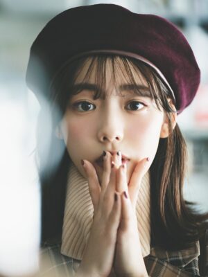 Riho Nakamura Instagram - 今月号のRayをもって、卒業いたしました💐

9年間もいた場所を離れるのはなかなかない経験で。
まだ実感が湧ききらないような、でも確かに胸の奥で何かが動いているような...
そんなふわふわした気持ちがずっと続いています👀

ニコラを卒業し、モデルを続けたい一心で上京したものの、
次のステップへ進める自信は正直あまりなくって。
そんな中Ray編集部に顔見せに行き、
（あの時の緊張感はいまだに鮮明に思い出せる笑）、
お試し期間として約1年、月に1度撮影をさせていただくことになって。
1回1回がオーディションのような感じで、
ポージングを振り付けのようにして覚えて行ったり、撮影に向かう道中は緊張のあまり貧血で倒れそうになったり笑
今思い出すと、本当に毎月一生懸命だった😂
その分、専属が決まったときの喜びと、
ここからもっと立派なモデルになるんだ！という強い覚悟を持てたのは、あの期間Rayチームの皆さんが育てて下さったおかげです。
専属になってからも、さまざまな企画を経験させてもらって、モデルとしての表現の幅を本当に広げていただきました！

基本的に自分に自信のない私が、
Rayという場所では、唯一自信を持つことができていて、
そんな大きな存在と離れてしまう不安が今はまだありますが、この場所で学んだすべてを糧にこれからも進み続けたいと思います😌✊

Ray編集部の皆さん、
そして毎月感想を届けて下さった皆さん、
本当に、本当に、ありがとうございました☺︎

最後にRayでの思い出写真をありったけ載せてみた📷