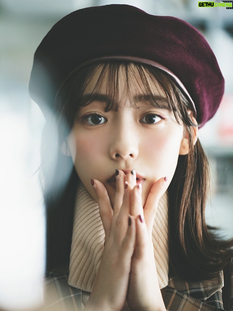 Riho Nakamura - 4.2K Likes - 今月号のRayをもって、卒業いたしました💐

9年間もいた場所を離れるのはなかなかない経験で。
まだ実感が湧ききらないような、でも確かに胸の奥で何かが動いているような...
そんなふわふわした気持ちがずっと続いています👀

ニコラを卒業し、モデルを続けたい一心で上京したものの、
次のステップへ進める自信は正直あまりなくって。
そんな中Ray編集部に顔見せに行き、
（あの時の緊張感はいまだに鮮明に思い出せる笑）、
お試し期間として約1年、月に1度撮影をさせていただくことになって。
1回1回がオーディションのような感じで、
ポージングを振り付けのようにして覚えて行ったり、撮影に向かう道中は緊張のあまり貧血で倒れそうになったり笑
今思い出すと、本当に毎月一生懸命だった😂
その分、専属が決まったときの喜びと、
ここからもっと立派なモデルになるんだ！という強い覚悟を持てたのは、あの期間Rayチームの皆さんが育てて下さったおかげです。
専属になってからも、さまざまな企画を経験させてもらって、モデルとしての表現の幅を本当に広げていただきました！

基本的に自分に自信のない私が、
Rayという場所では、唯一自信を持つことができていて、
そんな大きな存在と離れてしまう不安が今はまだありますが、この場所で学んだすべてを糧にこれからも進み続けたいと思います😌✊

Ray編集部の皆さん、
そして毎月感想を届けて下さった皆さん、
本当に、本当に、ありがとうございました☺︎

最後にRayでの思い出写真をありったけ載せてみた📷