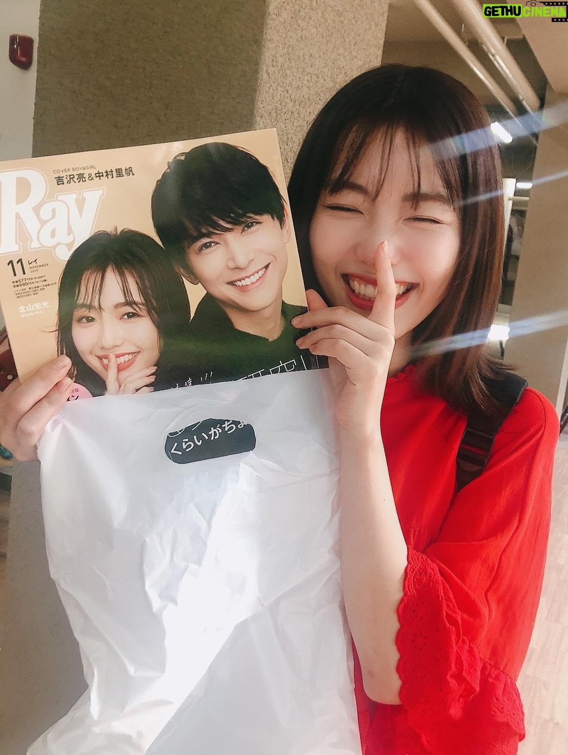 Riho Nakamura - 4.2K Likes - 今月号のRayをもって、卒業いたしました💐

9年間もいた場所を離れるのはなかなかない経験で。
まだ実感が湧ききらないような、でも確かに胸の奥で何かが動いているような...
そんなふわふわした気持ちがずっと続いています👀

ニコラを卒業し、モデルを続けたい一心で上京したものの、
次のステップへ進める自信は正直あまりなくって。
そんな中Ray編集部に顔見せに行き、
（あの時の緊張感はいまだに鮮明に思い出せる笑）、
お試し期間として約1年、月に1度撮影をさせていただくことになって。
1回1回がオーディションのような感じで、
ポージングを振り付けのようにして覚えて行ったり、撮影に向かう道中は緊張のあまり貧血で倒れそうになったり笑
今思い出すと、本当に毎月一生懸命だった😂
その分、専属が決まったときの喜びと、
ここからもっと立派なモデルになるんだ！という強い覚悟を持てたのは、あの期間Rayチームの皆さんが育てて下さったおかげです。
専属になってからも、さまざまな企画を経験させてもらって、モデルとしての表現の幅を本当に広げていただきました！

基本的に自分に自信のない私が、
Rayという場所では、唯一自信を持つことができていて、
そんな大きな存在と離れてしまう不安が今はまだありますが、この場所で学んだすべてを糧にこれからも進み続けたいと思います😌✊

Ray編集部の皆さん、
そして毎月感想を届けて下さった皆さん、
本当に、本当に、ありがとうございました☺︎

最後にRayでの思い出写真をありったけ載せてみた📷