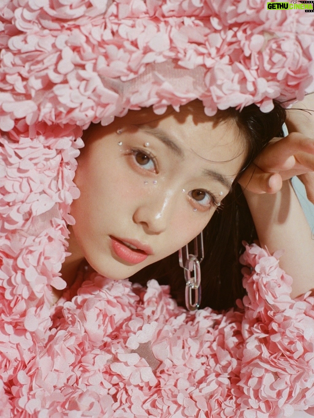 Riho Nakamura - 4.2K Likes - 今月号のRayをもって、卒業いたしました💐

9年間もいた場所を離れるのはなかなかない経験で。
まだ実感が湧ききらないような、でも確かに胸の奥で何かが動いているような...
そんなふわふわした気持ちがずっと続いています👀

ニコラを卒業し、モデルを続けたい一心で上京したものの、
次のステップへ進める自信は正直あまりなくって。
そんな中Ray編集部に顔見せに行き、
（あの時の緊張感はいまだに鮮明に思い出せる笑）、
お試し期間として約1年、月に1度撮影をさせていただくことになって。
1回1回がオーディションのような感じで、
ポージングを振り付けのようにして覚えて行ったり、撮影に向かう道中は緊張のあまり貧血で倒れそうになったり笑
今思い出すと、本当に毎月一生懸命だった😂
その分、専属が決まったときの喜びと、
ここからもっと立派なモデルになるんだ！という強い覚悟を持てたのは、あの期間Rayチームの皆さんが育てて下さったおかげです。
専属になってからも、さまざまな企画を経験させてもらって、モデルとしての表現の幅を本当に広げていただきました！

基本的に自分に自信のない私が、
Rayという場所では、唯一自信を持つことができていて、
そんな大きな存在と離れてしまう不安が今はまだありますが、この場所で学んだすべてを糧にこれからも進み続けたいと思います😌✊

Ray編集部の皆さん、
そして毎月感想を届けて下さった皆さん、
本当に、本当に、ありがとうございました☺︎

最後にRayでの思い出写真をありったけ載せてみた📷