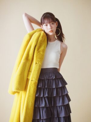Riho Nakamura Instagram - 今月号のRayをもって、卒業いたしました💐

9年間もいた場所を離れるのはなかなかない経験で。
まだ実感が湧ききらないような、でも確かに胸の奥で何かが動いているような...
そんなふわふわした気持ちがずっと続いています👀

ニコラを卒業し、モデルを続けたい一心で上京したものの、
次のステップへ進める自信は正直あまりなくって。
そんな中Ray編集部に顔見せに行き、
（あの時の緊張感はいまだに鮮明に思い出せる笑）、
お試し期間として約1年、月に1度撮影をさせていただくことになって。
1回1回がオーディションのような感じで、
ポージングを振り付けのようにして覚えて行ったり、撮影に向かう道中は緊張のあまり貧血で倒れそうになったり笑
今思い出すと、本当に毎月一生懸命だった😂
その分、専属が決まったときの喜びと、
ここからもっと立派なモデルになるんだ！という強い覚悟を持てたのは、あの期間Rayチームの皆さんが育てて下さったおかげです。
専属になってからも、さまざまな企画を経験させてもらって、モデルとしての表現の幅を本当に広げていただきました！

基本的に自分に自信のない私が、
Rayという場所では、唯一自信を持つことができていて、
そんな大きな存在と離れてしまう不安が今はまだありますが、この場所で学んだすべてを糧にこれからも進み続けたいと思います😌✊

Ray編集部の皆さん、
そして毎月感想を届けて下さった皆さん、
本当に、本当に、ありがとうございました☺︎

最後にRayでの思い出写真をありったけ載せてみた📷