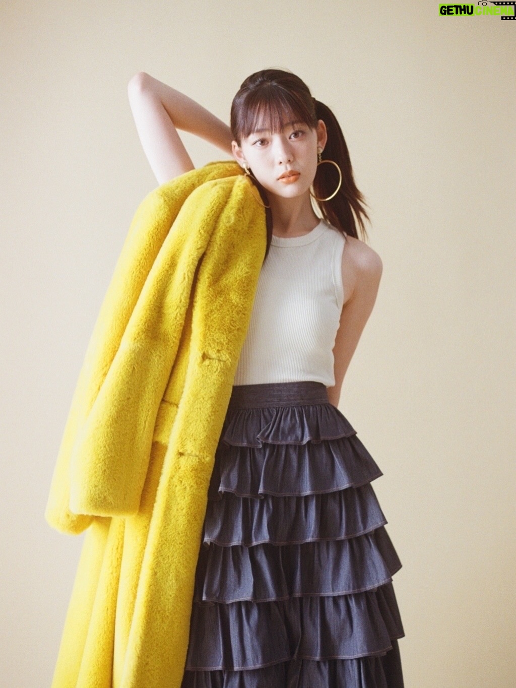 Riho Nakamura - 4.2K Likes - 今月号のRayをもって、卒業いたしました💐

9年間もいた場所を離れるのはなかなかない経験で。
まだ実感が湧ききらないような、でも確かに胸の奥で何かが動いているような...
そんなふわふわした気持ちがずっと続いています👀

ニコラを卒業し、モデルを続けたい一心で上京したものの、
次のステップへ進める自信は正直あまりなくって。
そんな中Ray編集部に顔見せに行き、
（あの時の緊張感はいまだに鮮明に思い出せる笑）、
お試し期間として約1年、月に1度撮影をさせていただくことになって。
1回1回がオーディションのような感じで、
ポージングを振り付けのようにして覚えて行ったり、撮影に向かう道中は緊張のあまり貧血で倒れそうになったり笑
今思い出すと、本当に毎月一生懸命だった😂
その分、専属が決まったときの喜びと、
ここからもっと立派なモデルになるんだ！という強い覚悟を持てたのは、あの期間Rayチームの皆さんが育てて下さったおかげです。
専属になってからも、さまざまな企画を経験させてもらって、モデルとしての表現の幅を本当に広げていただきました！

基本的に自分に自信のない私が、
Rayという場所では、唯一自信を持つことができていて、
そんな大きな存在と離れてしまう不安が今はまだありますが、この場所で学んだすべてを糧にこれからも進み続けたいと思います😌✊

Ray編集部の皆さん、
そして毎月感想を届けて下さった皆さん、
本当に、本当に、ありがとうございました☺︎

最後にRayでの思い出写真をありったけ載せてみた📷