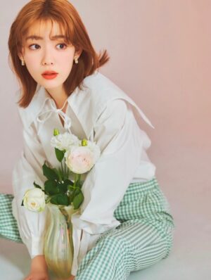 Riho Nakamura Instagram - 今月号のRayをもって、卒業いたしました💐

9年間もいた場所を離れるのはなかなかない経験で。
まだ実感が湧ききらないような、でも確かに胸の奥で何かが動いているような...
そんなふわふわした気持ちがずっと続いています👀

ニコラを卒業し、モデルを続けたい一心で上京したものの、
次のステップへ進める自信は正直あまりなくって。
そんな中Ray編集部に顔見せに行き、
（あの時の緊張感はいまだに鮮明に思い出せる笑）、
お試し期間として約1年、月に1度撮影をさせていただくことになって。
1回1回がオーディションのような感じで、
ポージングを振り付けのようにして覚えて行ったり、撮影に向かう道中は緊張のあまり貧血で倒れそうになったり笑
今思い出すと、本当に毎月一生懸命だった😂
その分、専属が決まったときの喜びと、
ここからもっと立派なモデルになるんだ！という強い覚悟を持てたのは、あの期間Rayチームの皆さんが育てて下さったおかげです。
専属になってからも、さまざまな企画を経験させてもらって、モデルとしての表現の幅を本当に広げていただきました！

基本的に自分に自信のない私が、
Rayという場所では、唯一自信を持つことができていて、
そんな大きな存在と離れてしまう不安が今はまだありますが、この場所で学んだすべてを糧にこれからも進み続けたいと思います😌✊

Ray編集部の皆さん、
そして毎月感想を届けて下さった皆さん、
本当に、本当に、ありがとうございました☺︎

最後にRayでの思い出写真をありったけ載せてみた📷