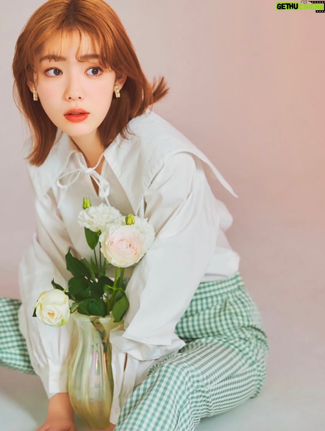 Riho Nakamura - 4.2K Likes - 今月号のRayをもって、卒業いたしました💐

9年間もいた場所を離れるのはなかなかない経験で。
まだ実感が湧ききらないような、でも確かに胸の奥で何かが動いているような...
そんなふわふわした気持ちがずっと続いています👀

ニコラを卒業し、モデルを続けたい一心で上京したものの、
次のステップへ進める自信は正直あまりなくって。
そんな中Ray編集部に顔見せに行き、
（あの時の緊張感はいまだに鮮明に思い出せる笑）、
お試し期間として約1年、月に1度撮影をさせていただくことになって。
1回1回がオーディションのような感じで、
ポージングを振り付けのようにして覚えて行ったり、撮影に向かう道中は緊張のあまり貧血で倒れそうになったり笑
今思い出すと、本当に毎月一生懸命だった😂
その分、専属が決まったときの喜びと、
ここからもっと立派なモデルになるんだ！という強い覚悟を持てたのは、あの期間Rayチームの皆さんが育てて下さったおかげです。
専属になってからも、さまざまな企画を経験させてもらって、モデルとしての表現の幅を本当に広げていただきました！

基本的に自分に自信のない私が、
Rayという場所では、唯一自信を持つことができていて、
そんな大きな存在と離れてしまう不安が今はまだありますが、この場所で学んだすべてを糧にこれからも進み続けたいと思います😌✊

Ray編集部の皆さん、
そして毎月感想を届けて下さった皆さん、
本当に、本当に、ありがとうございました☺︎

最後にRayでの思い出写真をありったけ載せてみた📷