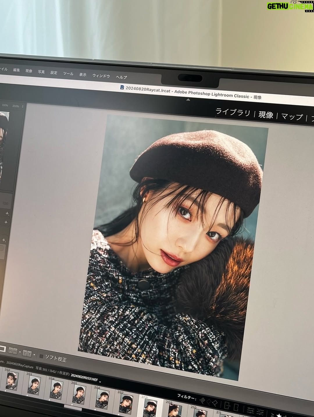 Riho Nakamura - 4.2K Likes - 今月号のRayをもって、卒業いたしました💐

9年間もいた場所を離れるのはなかなかない経験で。
まだ実感が湧ききらないような、でも確かに胸の奥で何かが動いているような...
そんなふわふわした気持ちがずっと続いています👀

ニコラを卒業し、モデルを続けたい一心で上京したものの、
次のステップへ進める自信は正直あまりなくって。
そんな中Ray編集部に顔見せに行き、
（あの時の緊張感はいまだに鮮明に思い出せる笑）、
お試し期間として約1年、月に1度撮影をさせていただくことになって。
1回1回がオーディションのような感じで、
ポージングを振り付けのようにして覚えて行ったり、撮影に向かう道中は緊張のあまり貧血で倒れそうになったり笑
今思い出すと、本当に毎月一生懸命だった😂
その分、専属が決まったときの喜びと、
ここからもっと立派なモデルになるんだ！という強い覚悟を持てたのは、あの期間Rayチームの皆さんが育てて下さったおかげです。
専属になってからも、さまざまな企画を経験させてもらって、モデルとしての表現の幅を本当に広げていただきました！

基本的に自分に自信のない私が、
Rayという場所では、唯一自信を持つことができていて、
そんな大きな存在と離れてしまう不安が今はまだありますが、この場所で学んだすべてを糧にこれからも進み続けたいと思います😌✊

Ray編集部の皆さん、
そして毎月感想を届けて下さった皆さん、
本当に、本当に、ありがとうございました☺︎

最後にRayでの思い出写真をありったけ載せてみた📷