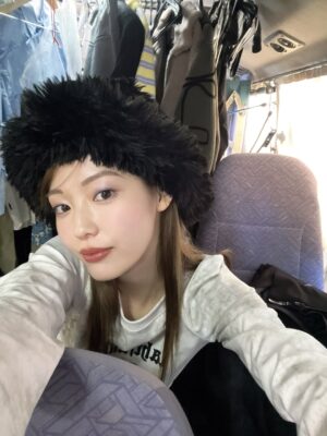 Riho Nakamura Instagram - 今月号のRayをもって、卒業いたしました💐

9年間もいた場所を離れるのはなかなかない経験で。
まだ実感が湧ききらないような、でも確かに胸の奥で何かが動いているような...
そんなふわふわした気持ちがずっと続いています👀

ニコラを卒業し、モデルを続けたい一心で上京したものの、
次のステップへ進める自信は正直あまりなくって。
そんな中Ray編集部に顔見せに行き、
（あの時の緊張感はいまだに鮮明に思い出せる笑）、
お試し期間として約1年、月に1度撮影をさせていただくことになって。
1回1回がオーディションのような感じで、
ポージングを振り付けのようにして覚えて行ったり、撮影に向かう道中は緊張のあまり貧血で倒れそうになったり笑
今思い出すと、本当に毎月一生懸命だった😂
その分、専属が決まったときの喜びと、
ここからもっと立派なモデルになるんだ！という強い覚悟を持てたのは、あの期間Rayチームの皆さんが育てて下さったおかげです。
専属になってからも、さまざまな企画を経験させてもらって、モデルとしての表現の幅を本当に広げていただきました！

基本的に自分に自信のない私が、
Rayという場所では、唯一自信を持つことができていて、
そんな大きな存在と離れてしまう不安が今はまだありますが、この場所で学んだすべてを糧にこれからも進み続けたいと思います😌✊

Ray編集部の皆さん、
そして毎月感想を届けて下さった皆さん、
本当に、本当に、ありがとうございました☺︎

最後にRayでの思い出写真をありったけ載せてみた📷