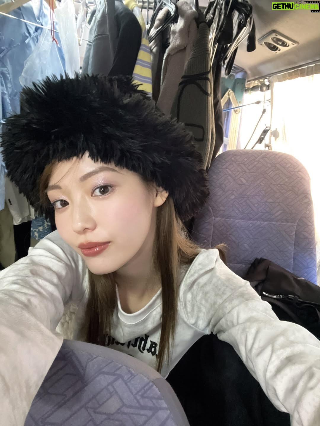 Riho Nakamura - 4.2K Likes - 今月号のRayをもって、卒業いたしました💐

9年間もいた場所を離れるのはなかなかない経験で。
まだ実感が湧ききらないような、でも確かに胸の奥で何かが動いているような...
そんなふわふわした気持ちがずっと続いています👀

ニコラを卒業し、モデルを続けたい一心で上京したものの、
次のステップへ進める自信は正直あまりなくって。
そんな中Ray編集部に顔見せに行き、
（あの時の緊張感はいまだに鮮明に思い出せる笑）、
お試し期間として約1年、月に1度撮影をさせていただくことになって。
1回1回がオーディションのような感じで、
ポージングを振り付けのようにして覚えて行ったり、撮影に向かう道中は緊張のあまり貧血で倒れそうになったり笑
今思い出すと、本当に毎月一生懸命だった😂
その分、専属が決まったときの喜びと、
ここからもっと立派なモデルになるんだ！という強い覚悟を持てたのは、あの期間Rayチームの皆さんが育てて下さったおかげです。
専属になってからも、さまざまな企画を経験させてもらって、モデルとしての表現の幅を本当に広げていただきました！

基本的に自分に自信のない私が、
Rayという場所では、唯一自信を持つことができていて、
そんな大きな存在と離れてしまう不安が今はまだありますが、この場所で学んだすべてを糧にこれからも進み続けたいと思います😌✊

Ray編集部の皆さん、
そして毎月感想を届けて下さった皆さん、
本当に、本当に、ありがとうございました☺︎

最後にRayでの思い出写真をありったけ載せてみた📷
