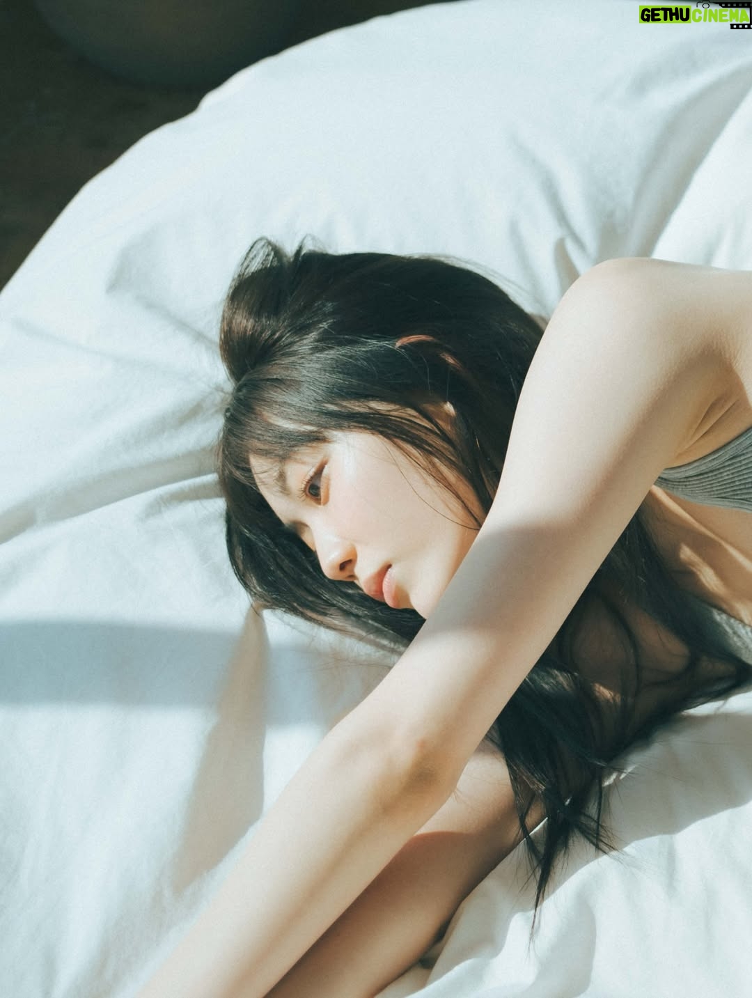 Riho Nakamura - 4.2K Likes - 今月号のRayをもって、卒業いたしました💐

9年間もいた場所を離れるのはなかなかない経験で。
まだ実感が湧ききらないような、でも確かに胸の奥で何かが動いているような...
そんなふわふわした気持ちがずっと続いています👀

ニコラを卒業し、モデルを続けたい一心で上京したものの、
次のステップへ進める自信は正直あまりなくって。
そんな中Ray編集部に顔見せに行き、
（あの時の緊張感はいまだに鮮明に思い出せる笑）、
お試し期間として約1年、月に1度撮影をさせていただくことになって。
1回1回がオーディションのような感じで、
ポージングを振り付けのようにして覚えて行ったり、撮影に向かう道中は緊張のあまり貧血で倒れそうになったり笑
今思い出すと、本当に毎月一生懸命だった😂
その分、専属が決まったときの喜びと、
ここからもっと立派なモデルになるんだ！という強い覚悟を持てたのは、あの期間Rayチームの皆さんが育てて下さったおかげです。
専属になってからも、さまざまな企画を経験させてもらって、モデルとしての表現の幅を本当に広げていただきました！

基本的に自分に自信のない私が、
Rayという場所では、唯一自信を持つことができていて、
そんな大きな存在と離れてしまう不安が今はまだありますが、この場所で学んだすべてを糧にこれからも進み続けたいと思います😌✊

Ray編集部の皆さん、
そして毎月感想を届けて下さった皆さん、
本当に、本当に、ありがとうございました☺︎

最後にRayでの思い出写真をありったけ載せてみた📷