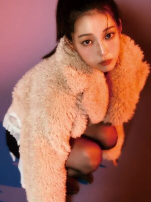 Riho Nakamura Instagram - 今月号のRayをもって、卒業いたしました💐

9年間もいた場所を離れるのはなかなかない経験で。
まだ実感が湧ききらないような、でも確かに胸の奥で何かが動いているような...
そんなふわふわした気持ちがずっと続いています👀

ニコラを卒業し、モデルを続けたい一心で上京したものの、
次のステップへ進める自信は正直あまりなくって。
そんな中Ray編集部に顔見せに行き、
（あの時の緊張感はいまだに鮮明に思い出せる笑）、
お試し期間として約1年、月に1度撮影をさせていただくことになって。
1回1回がオーディションのような感じで、
ポージングを振り付けのようにして覚えて行ったり、撮影に向かう道中は緊張のあまり貧血で倒れそうになったり笑
今思い出すと、本当に毎月一生懸命だった😂
その分、専属が決まったときの喜びと、
ここからもっと立派なモデルになるんだ！という強い覚悟を持てたのは、あの期間Rayチームの皆さんが育てて下さったおかげです。
専属になってからも、さまざまな企画を経験させてもらって、モデルとしての表現の幅を本当に広げていただきました！

基本的に自分に自信のない私が、
Rayという場所では、唯一自信を持つことができていて、
そんな大きな存在と離れてしまう不安が今はまだありますが、この場所で学んだすべてを糧にこれからも進み続けたいと思います😌✊

Ray編集部の皆さん、
そして毎月感想を届けて下さった皆さん、
本当に、本当に、ありがとうございました☺︎

最後にRayでの思い出写真をありったけ載せてみた📷
