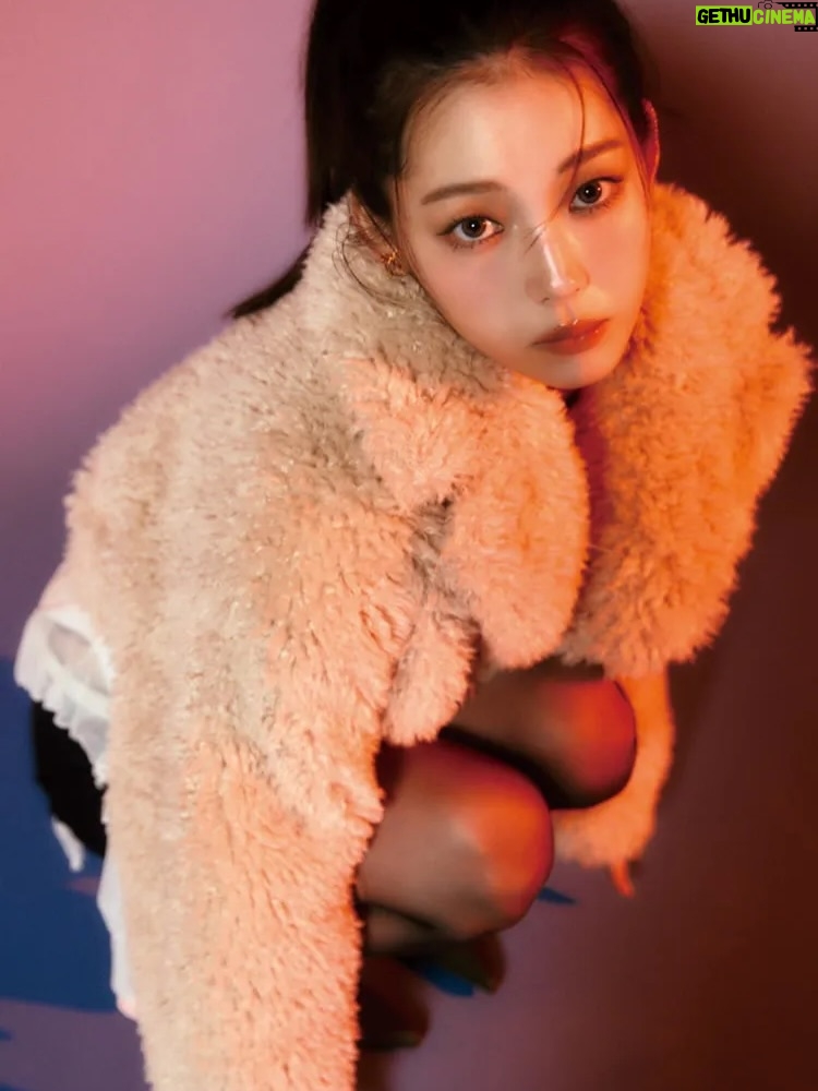 Riho Nakamura - 4.2K Likes - 今月号のRayをもって、卒業いたしました💐

9年間もいた場所を離れるのはなかなかない経験で。
まだ実感が湧ききらないような、でも確かに胸の奥で何かが動いているような...
そんなふわふわした気持ちがずっと続いています👀

ニコラを卒業し、モデルを続けたい一心で上京したものの、
次のステップへ進める自信は正直あまりなくって。
そんな中Ray編集部に顔見せに行き、
（あの時の緊張感はいまだに鮮明に思い出せる笑）、
お試し期間として約1年、月に1度撮影をさせていただくことになって。
1回1回がオーディションのような感じで、
ポージングを振り付けのようにして覚えて行ったり、撮影に向かう道中は緊張のあまり貧血で倒れそうになったり笑
今思い出すと、本当に毎月一生懸命だった😂
その分、専属が決まったときの喜びと、
ここからもっと立派なモデルになるんだ！という強い覚悟を持てたのは、あの期間Rayチームの皆さんが育てて下さったおかげです。
専属になってからも、さまざまな企画を経験させてもらって、モデルとしての表現の幅を本当に広げていただきました！

基本的に自分に自信のない私が、
Rayという場所では、唯一自信を持つことができていて、
そんな大きな存在と離れてしまう不安が今はまだありますが、この場所で学んだすべてを糧にこれからも進み続けたいと思います😌✊

Ray編集部の皆さん、
そして毎月感想を届けて下さった皆さん、
本当に、本当に、ありがとうございました☺︎

最後にRayでの思い出写真をありったけ載せてみた📷