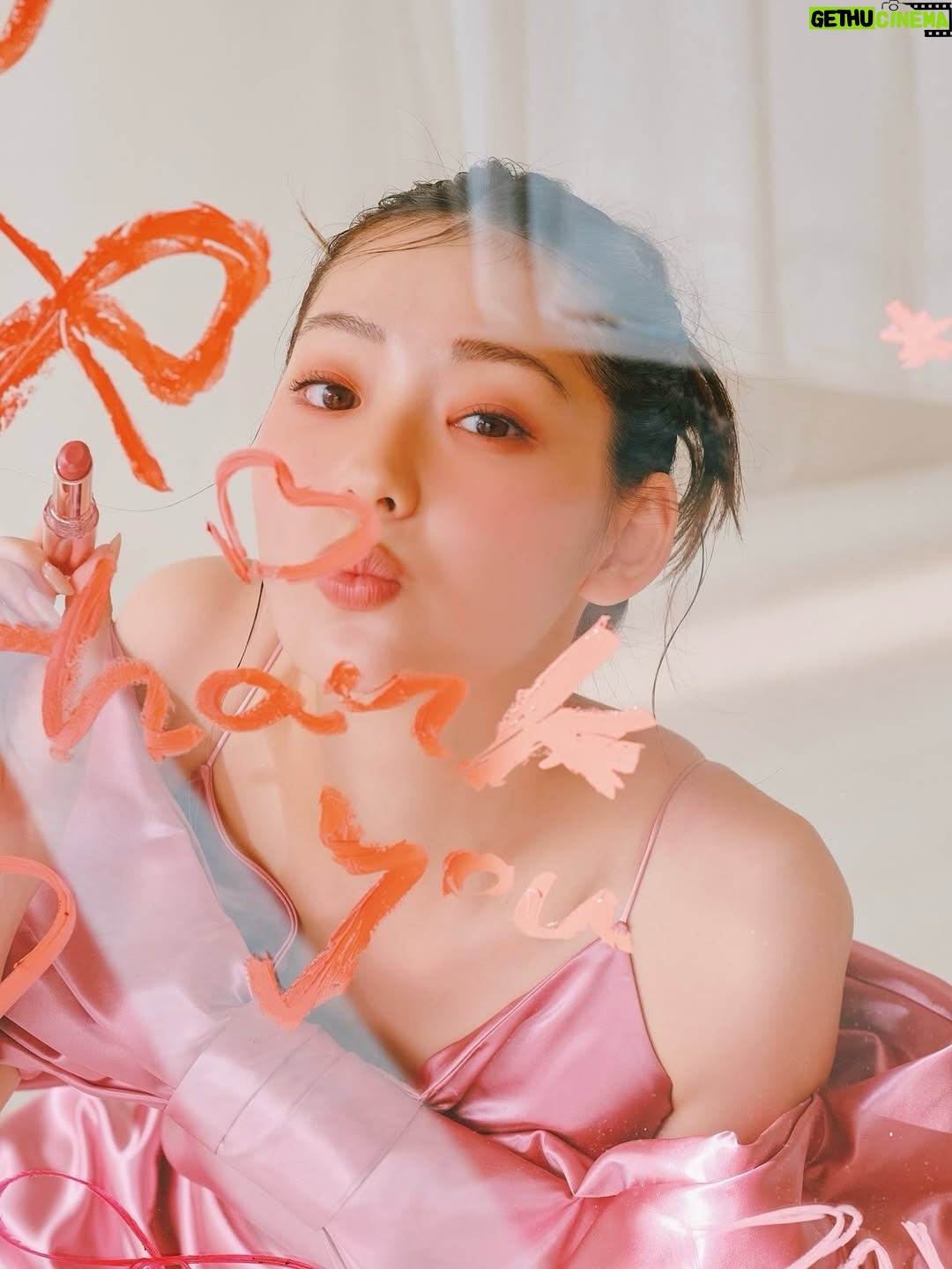 Riho Nakamura - 4.2K Likes - 今月号のRayをもって、卒業いたしました💐

9年間もいた場所を離れるのはなかなかない経験で。
まだ実感が湧ききらないような、でも確かに胸の奥で何かが動いているような...
そんなふわふわした気持ちがずっと続いています👀

ニコラを卒業し、モデルを続けたい一心で上京したものの、
次のステップへ進める自信は正直あまりなくって。
そんな中Ray編集部に顔見せに行き、
（あの時の緊張感はいまだに鮮明に思い出せる笑）、
お試し期間として約1年、月に1度撮影をさせていただくことになって。
1回1回がオーディションのような感じで、
ポージングを振り付けのようにして覚えて行ったり、撮影に向かう道中は緊張のあまり貧血で倒れそうになったり笑
今思い出すと、本当に毎月一生懸命だった😂
その分、専属が決まったときの喜びと、
ここからもっと立派なモデルになるんだ！という強い覚悟を持てたのは、あの期間Rayチームの皆さんが育てて下さったおかげです。
専属になってからも、さまざまな企画を経験させてもらって、モデルとしての表現の幅を本当に広げていただきました！

基本的に自分に自信のない私が、
Rayという場所では、唯一自信を持つことができていて、
そんな大きな存在と離れてしまう不安が今はまだありますが、この場所で学んだすべてを糧にこれからも進み続けたいと思います😌✊

Ray編集部の皆さん、
そして毎月感想を届けて下さった皆さん、
本当に、本当に、ありがとうございました☺︎

最後にRayでの思い出写真をありったけ載せてみた📷