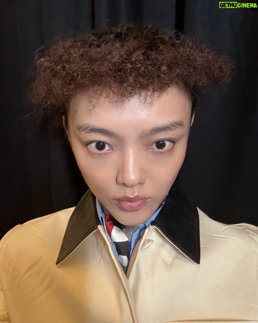 Rila Fukushima - 2K Likes - #福島リラ が #MiuMiu SS26 のランウェイに登場。バックステージの緊張感からショー後まで、パーソナルな瞬間をVogue Japanだけに特別に見せてくれた。
#PFW #voguejapan_collection