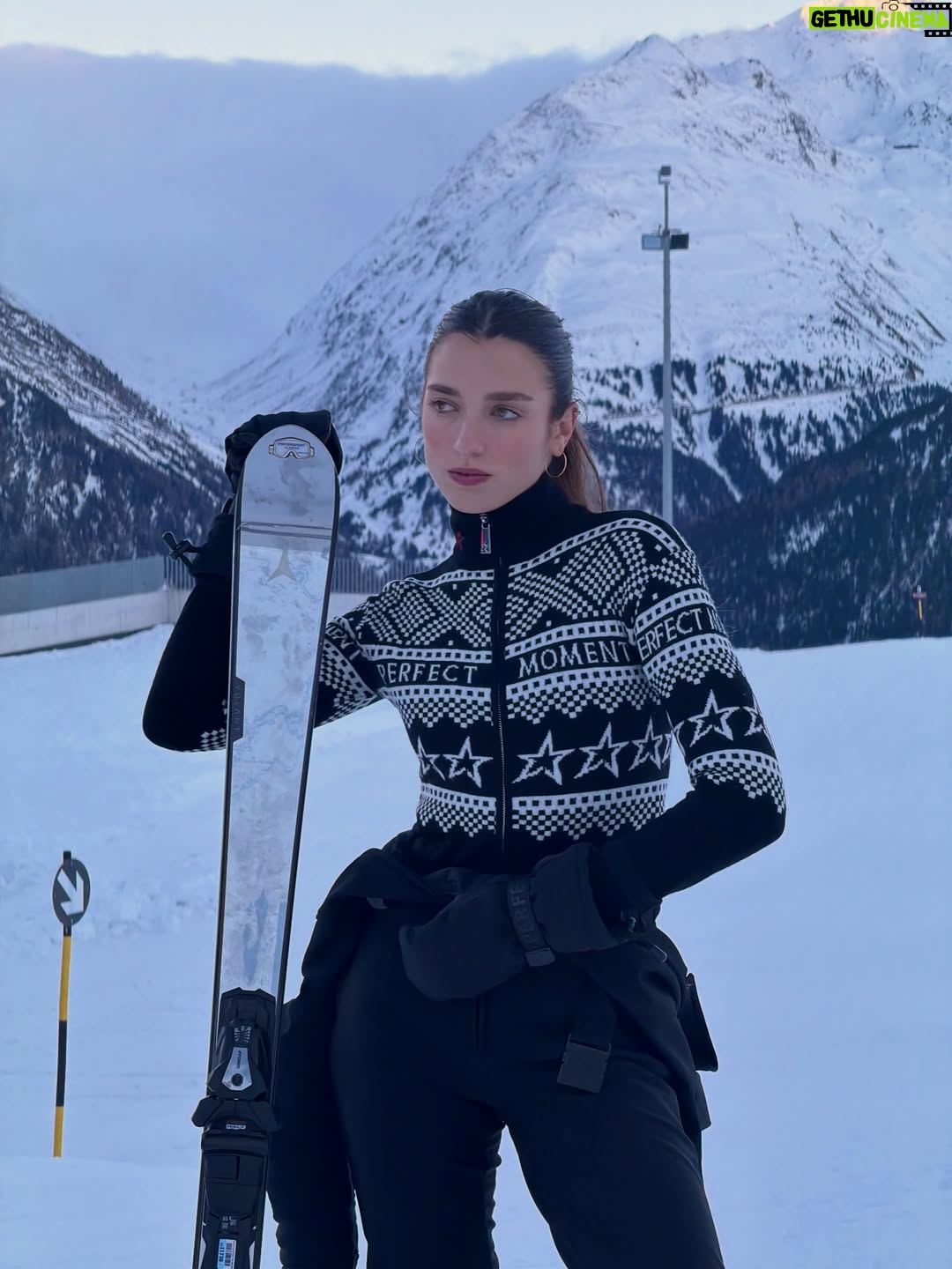 Rina Lipa - 95.7K Likes - bambi on ice