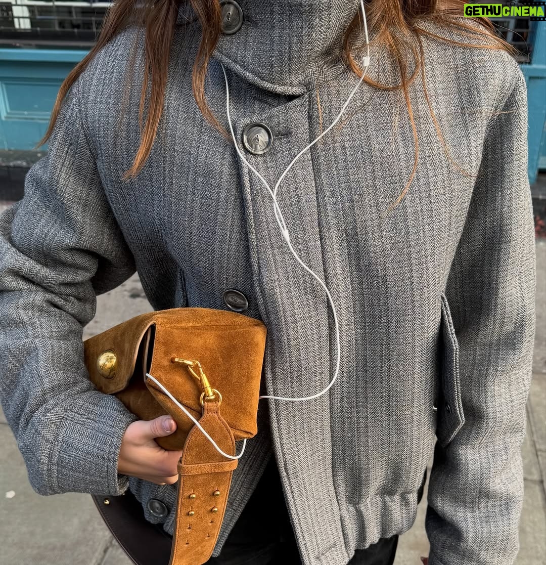 Rina Lipa - 109.7K Likes - sunday essentials, the carrousel @amiparis 🤎

#ad