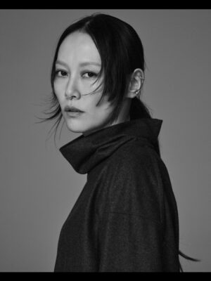 Rinko Kikuchi Instagram - ATONの撮影を素敵なお仲間とご一緒できました。
いつもありがとうございますーー☺️🙏
📸@mitsuo_okamoto 
🧥@mana.snow 
💄@udashi 
🪮@pyuuuuuu