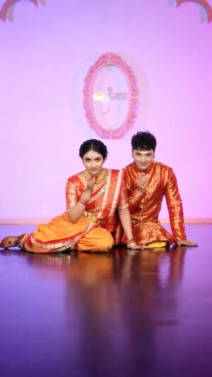 Rinku Rajguru Instagram - आपल्या पिढ्यांचा वारसा असणारी लावणी.❤️
लहानपणापासून लावणीशी जोडलेल्या असंख्य गोड आठवणी मनात साठलेल्या आहेत.🥹🥰
बऱ्याच वर्षांनी पुन्हा लावणी करण्याचा छोटा प्रयत्न केला आहे आणि तुमच्यासोबत share करताना मला आनंद वाटत आहे.🧿🙏🏻🤗
Thank you @ashishpatil_the_lavniking for pushing me to this do this and relive my childhood memories once again.❤️❤️
(No long prep, just passion - 2 hours practice & shoot )#rinkurajguru