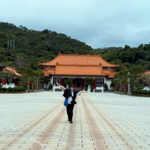 Rio Yamashita Instagram - 新年おめでとうございます🎍
昨年も沢山の方に支えられて、平穏無事に1年を過ごせました。
お世話になった全ての皆さま、ありがとうございました！

2026年もワクワクで満たせるように。
仕事も遊びも全力で楽しみたいと思います。

また、俳優としても20周年を迎える年になります。
待機作など控えておりますが、さらにさらに忙しく、皆さんにもっとお目にかかれるよう頑張りますね🔥
本年もどうぞよろしくお願いいたします！

#2025
#台湾
#ポーズ全部ダサい