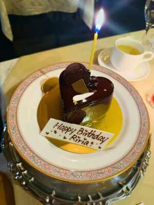 Riria Kojima Instagram - 12/18誕生日でした🎂お祝いくださった皆さま、やさしい想いをありがとうございます。だいすきです。

32歳も健やかに自分にも優しくする心を忘れず
嘘なく精一杯、逞しく、生きていきます。

吸〜

吐〜

整〜🧹🍃🫧

これからもよろしくお願い致します。
.
.
.
写真は親友のしほちゃんがお祝いしてくれて幸せだった日。特別をありがとう。いつもありがとう。すきなものしかなくて…🥩🍫

年々深まる愛でございます。 @nanbashiho 🐈