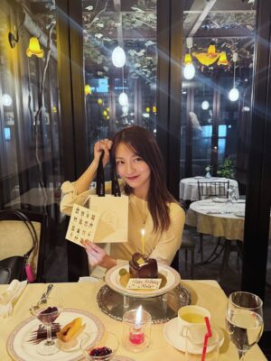 Riria Kojima Instagram - 12/18誕生日でした🎂お祝いくださった皆さま、やさしい想いをありがとうございます。だいすきです。

32歳も健やかに自分にも優しくする心を忘れず
嘘なく精一杯、逞しく、生きていきます。

吸〜

吐〜

整〜🧹🍃🫧

これからもよろしくお願い致します。
.
.
.
写真は親友のしほちゃんがお祝いしてくれて幸せだった日。特別をありがとう。いつもありがとう。すきなものしかなくて…🥩🍫

年々深まる愛でございます。 @nanbashiho 🐈